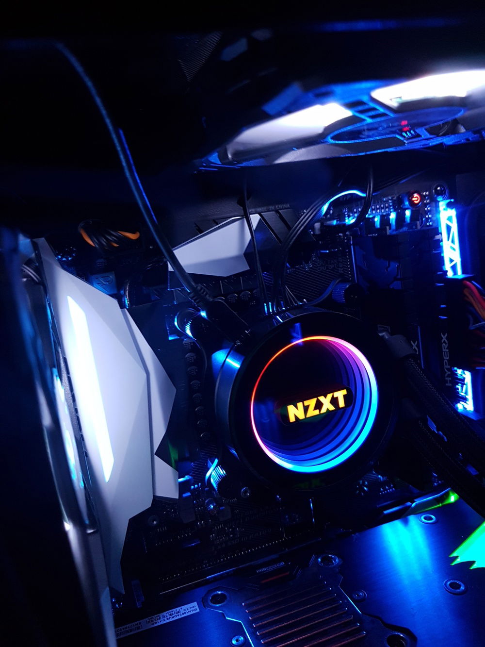 Notice the NZXT badge changes color with temperature... so does the graphicscard