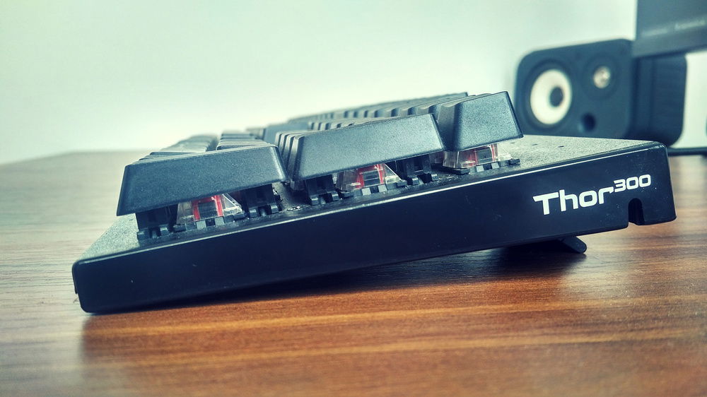 Genesis Thor 300 - Outemu red switches