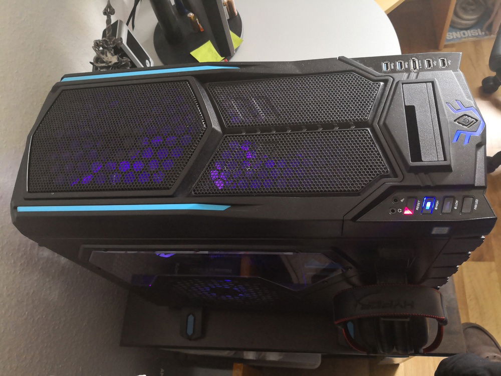 Took the two stock 200mm exhaust fans and put them on top.