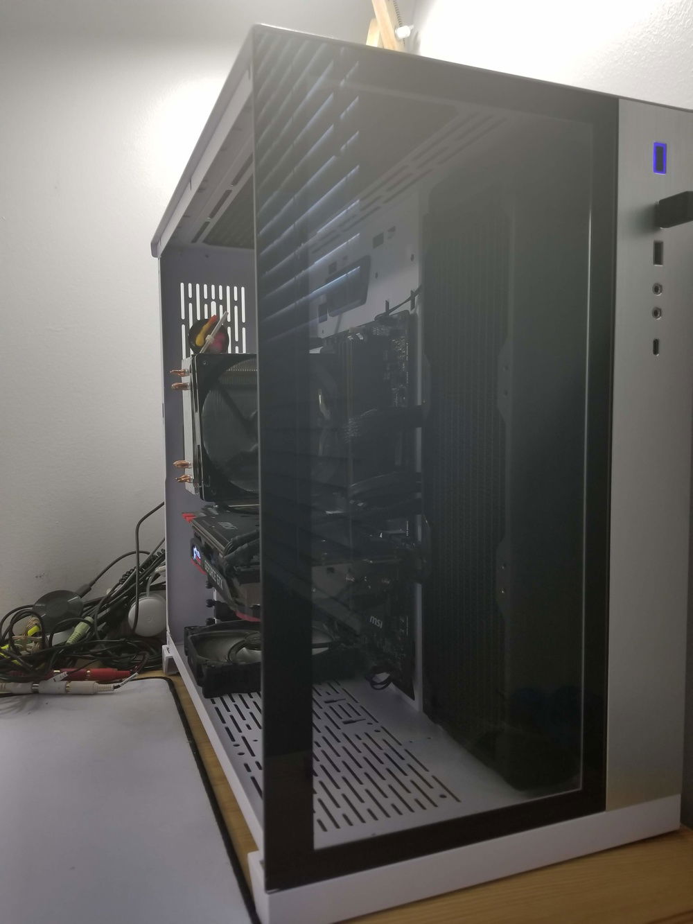 Wow, tempered glass is so clear it's like it's not even there, just like that rats nest of cables right behind my desktop.