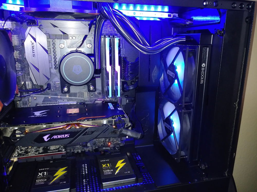 A closer look at the inside, the Gigabyte RX 580 8GB was only in for the Viotek GFT27DB review for the Freesync features the monitor has.