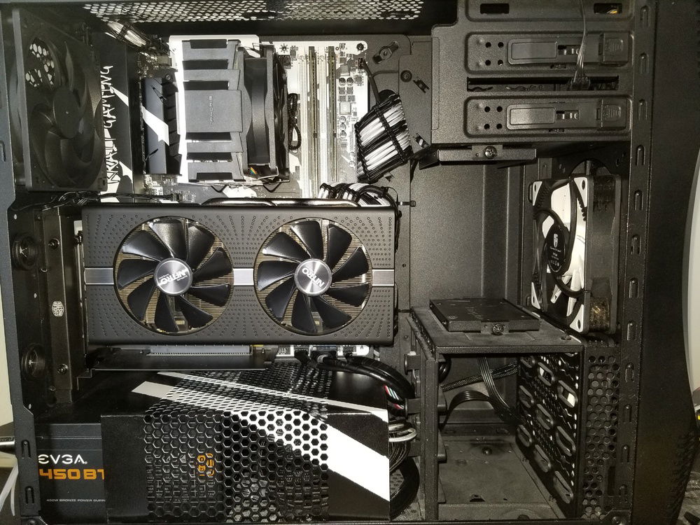 A clear view of the inside. The drive bays are not visible when the side cover is on. Good possibility of an expansion HDD being installed later on, but for the moment money is tight, and my fiancee's storage needs are such that this would be an unnecessary expansion.