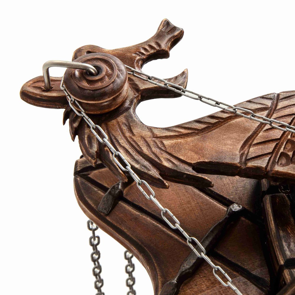 as i decided to have the hlmet camera etc.. in the front. i still wanted to have the typical longbpat dragons somewhere, so i used them to hold the door puller wheels at the stern. 6 wheels all together form a winch system to open and close the doors.