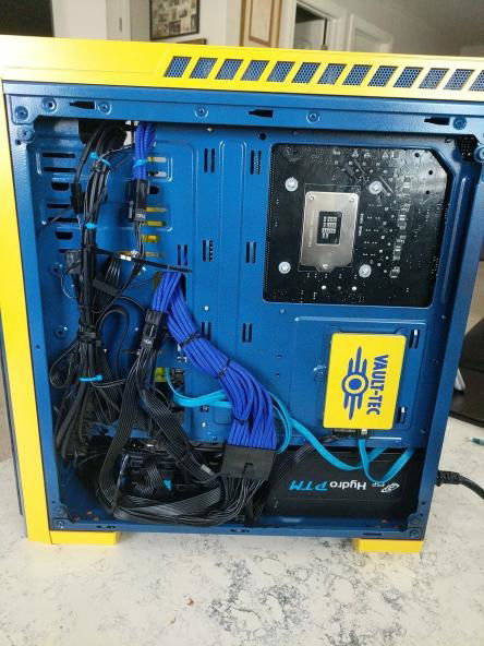 mmm painted SSD also cable management was a pain...