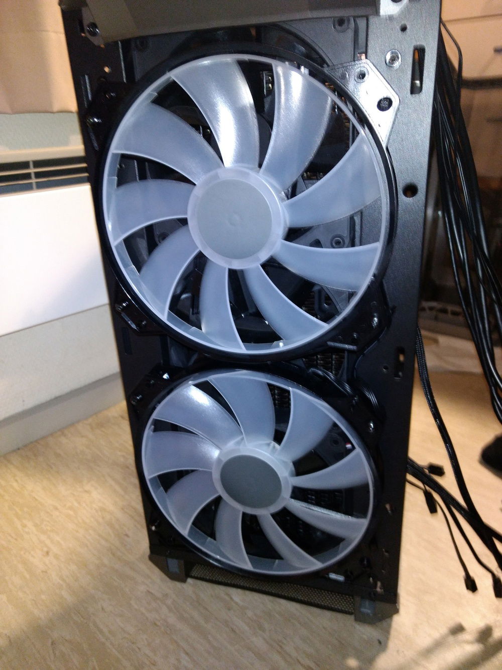 Front view. Notice the 140mm fans for increased static pressure.