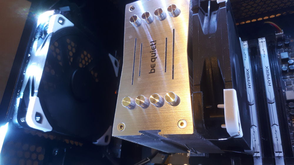 As you can maybe see, the heat pipe caps of the cooler have a nice looking light effect on them