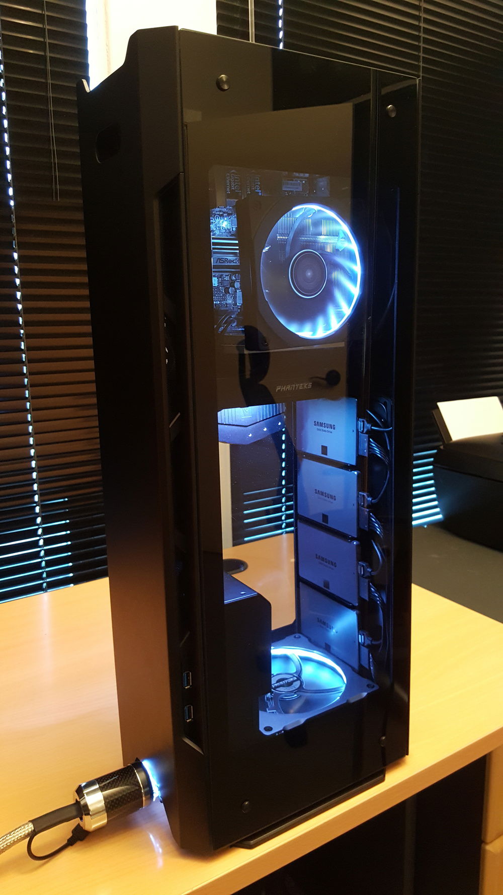 The rig incorporates a be quiet 600W SFX PSU and a stainless steel sleeved Addicted PC RGB power cable with chrome and carbon fiber connectors.