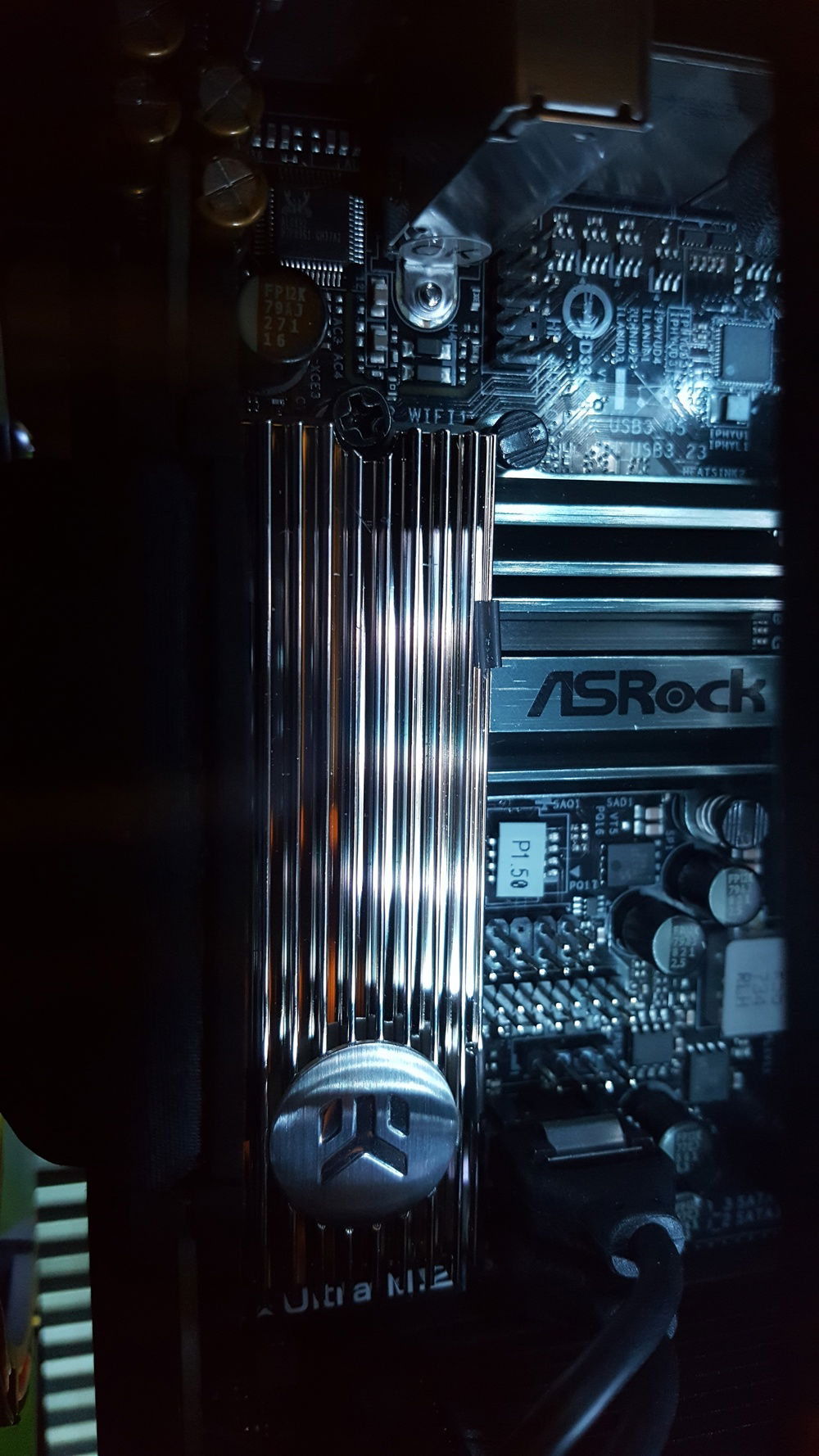 Nickel heat sink cooling the Samsung 960 Pro.