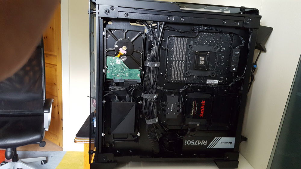 From before i added sleeved cables. Was so proud over my cablemanagement. Nowdays it looks pretty messy back there. Turns out sleeved cables take up a lot more space than non-sleeved.