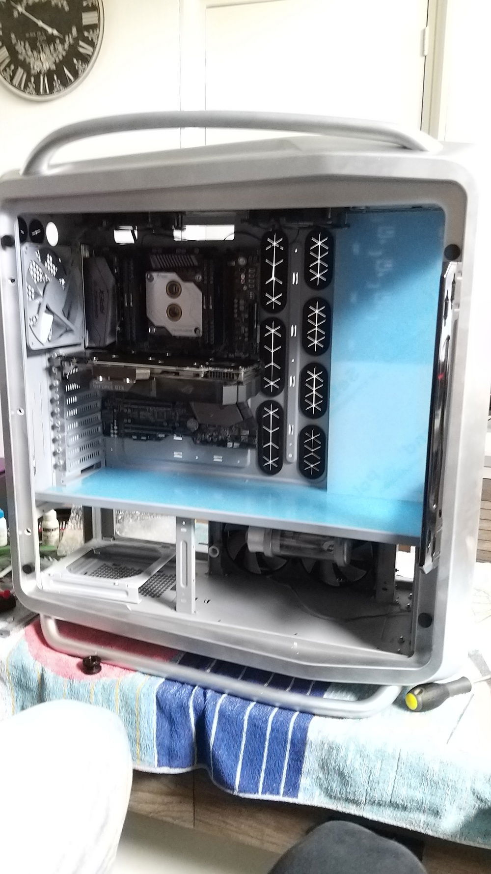 Here you can slightly see the basement, where I flipped and replaced the 240 rad. It had more space now and I can run the soft tubing on the sides to connect on the pass-trough.