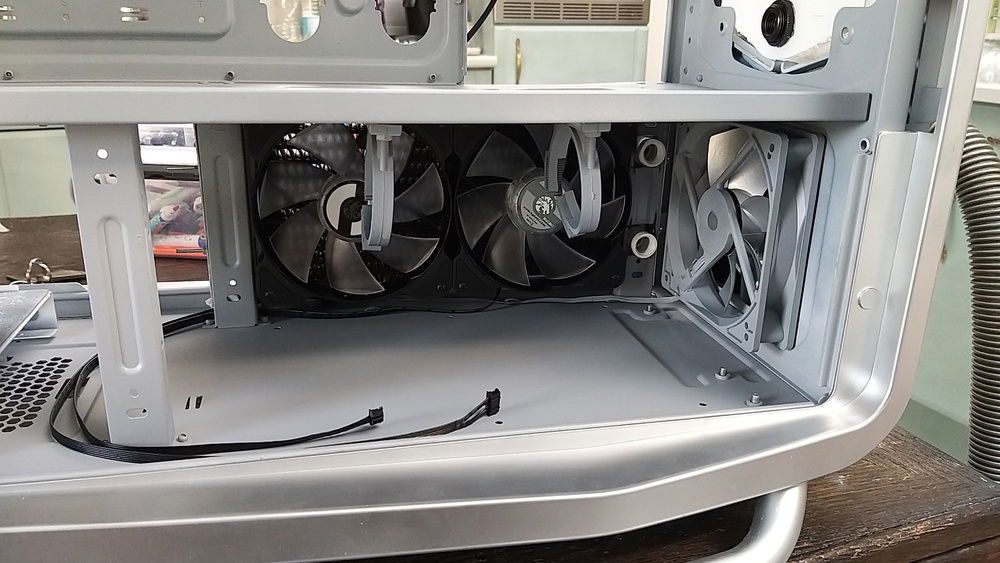 The 240 Radiator with 2 fans mounted in the basement. This was quite some work to make it all fit, because you still need to close the side door on this case. The radiator is about 40 mm thick.