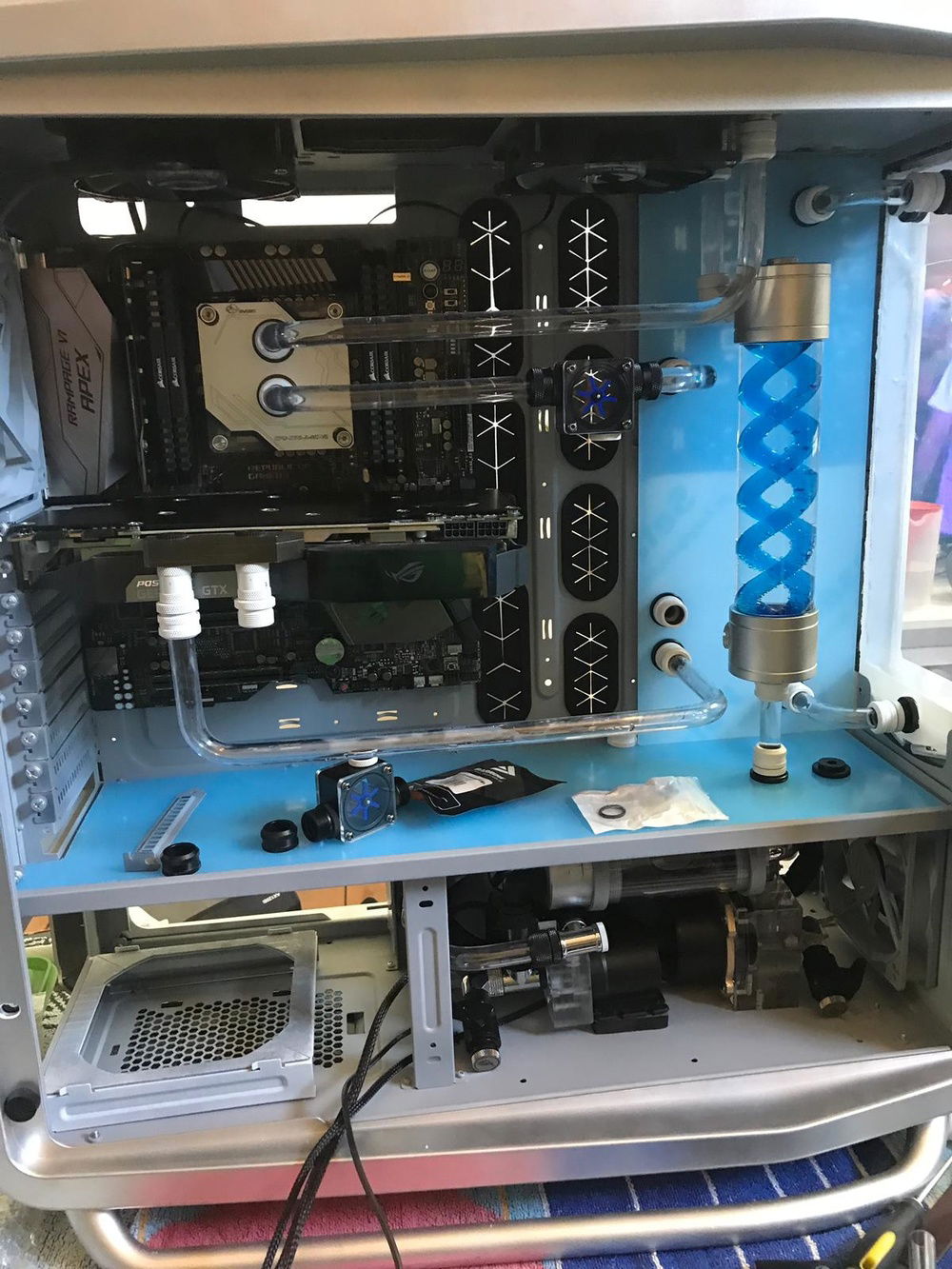 Here we installed pretty much the whole loop already. As you might see in the basement, it got pretty cozy. I have to re-align the pumps tho, not happy about that yet.