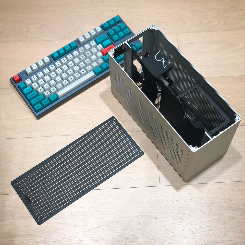 Dual compartment design with mainboard and GPU on each side