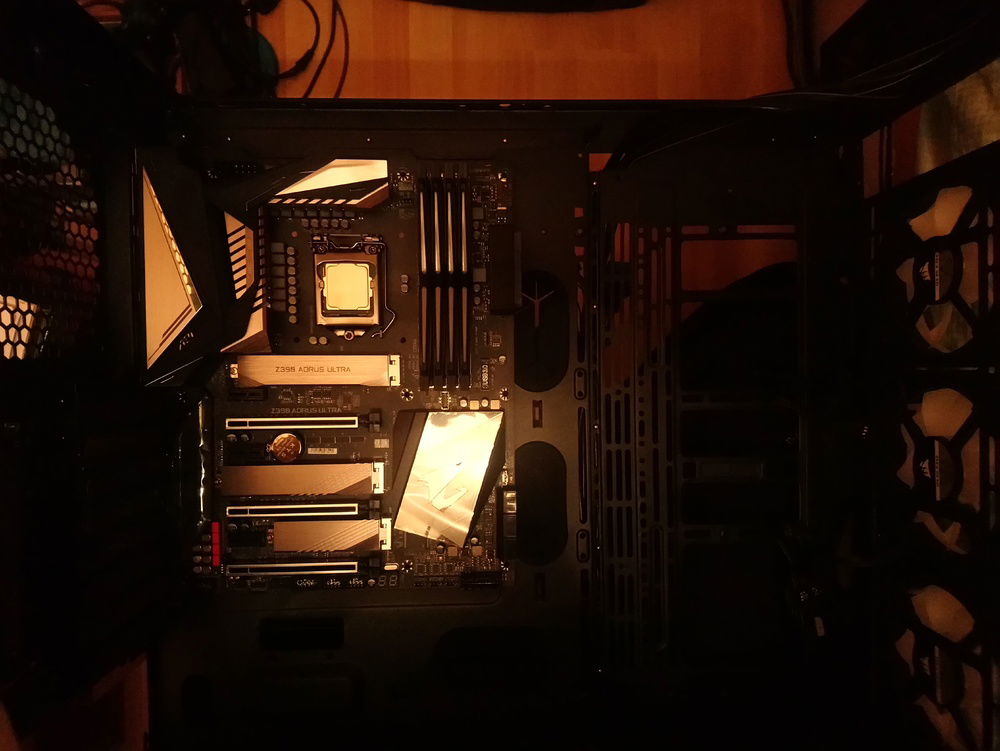 When it still feels empty, and a long raod ahead, since i never did a comp with transparent panels...
(you know, all those hideous cables running amok inside the case xD)