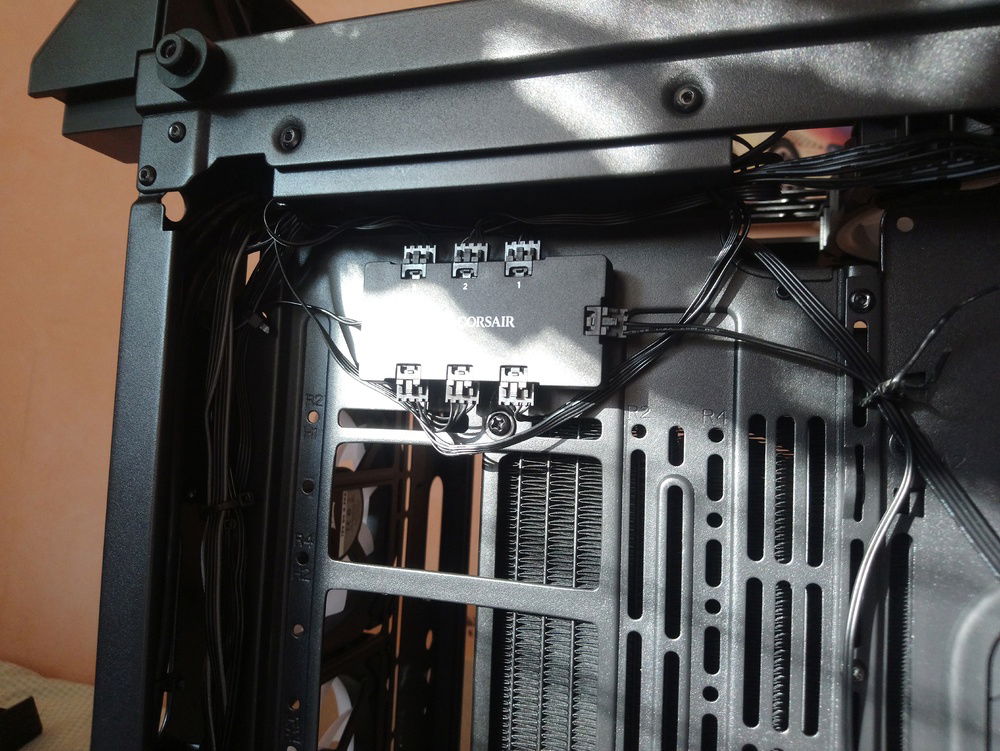 How about it huh ? All those neatly adjusted lenght cables ?!!
Don't laugh, it took me hours -_-