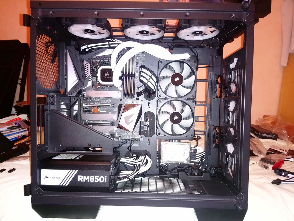 Starting to look like a comp now...
Thanks god, CableMods are magical to make a build looks nice.
I chose white/black to enlight a little the inside.