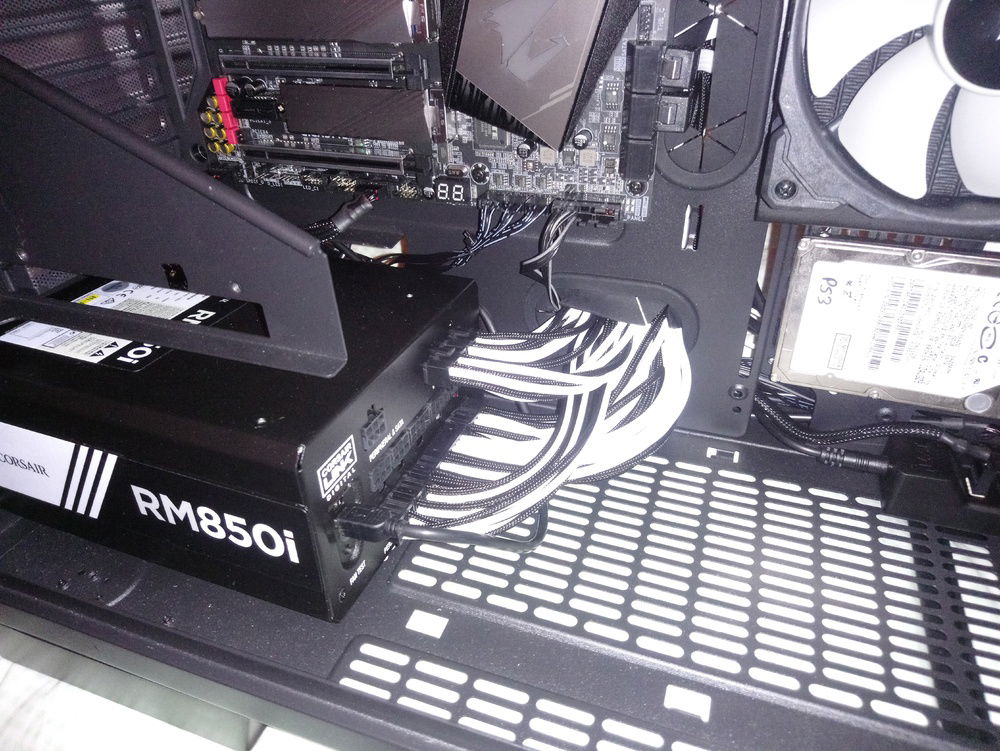 Hmm ahhh oh yea~~~
(old 2.5" disk to adjust cable lengths, before importing my SSD from my old comp)