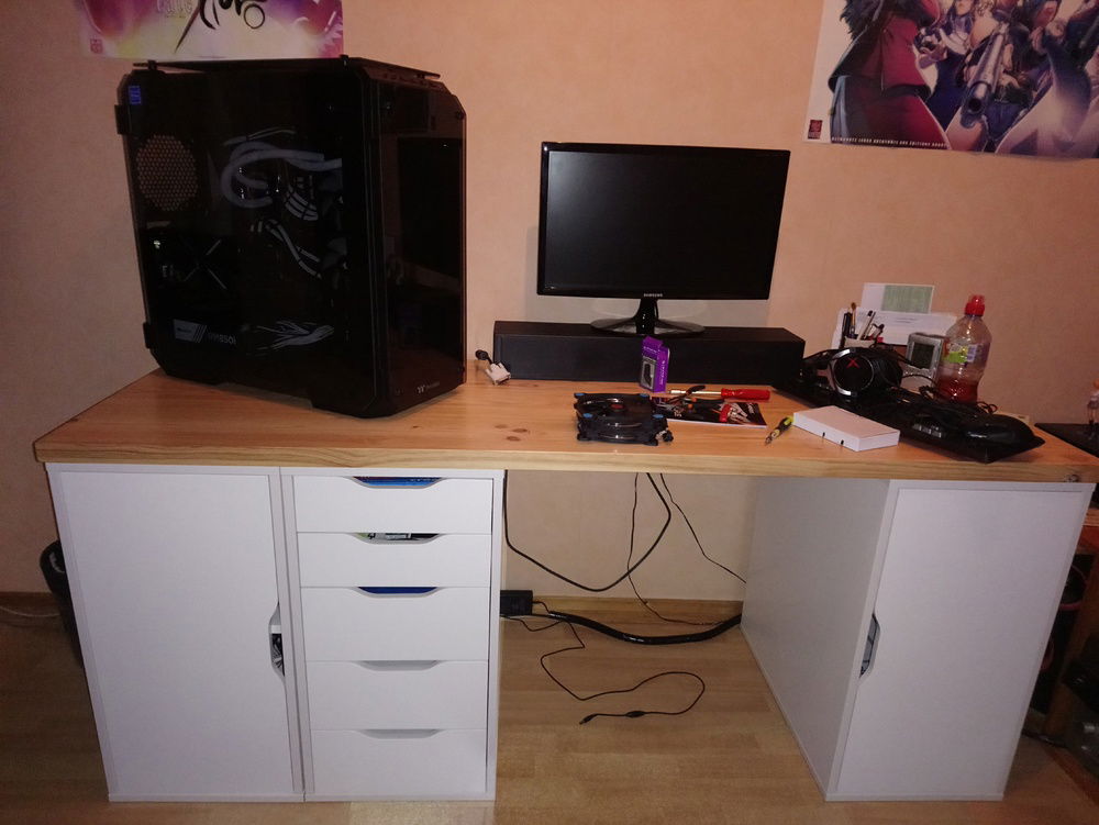 Made a full new desktop, thx Ikea for the furnitures, and me for the wooden top :D
The left cupboard is the cable nest... for power and network stuffs.