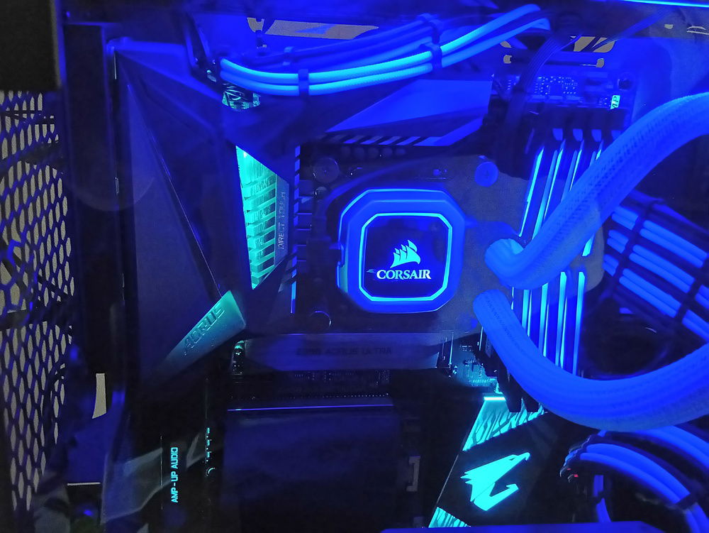 A shame we don't see RAM light effects on pic, it's fluent and nice
(Gigabyte RGB Fusion don't overtake control of TeamGroup RGB light effects anymore since last month update)