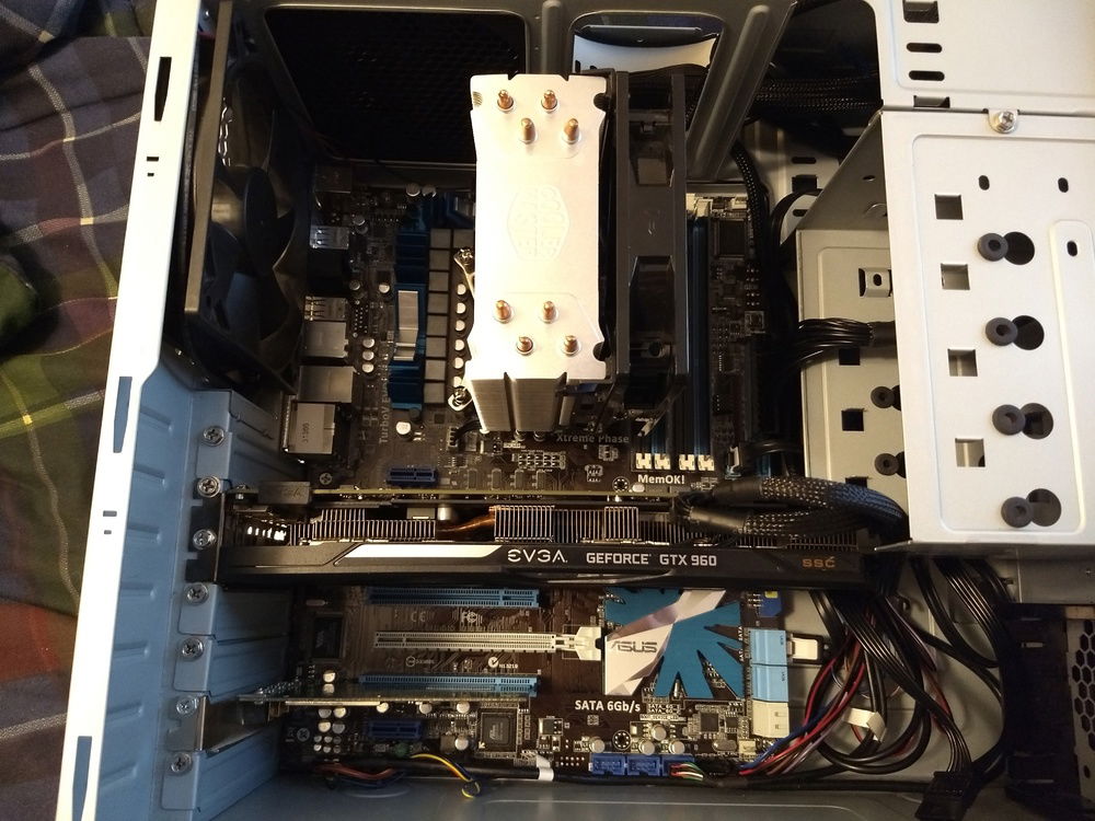 Look at that cable management! Who needs access to the back panel to have the build look clean?