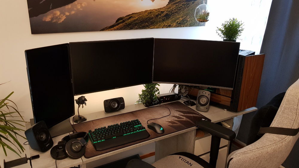 Desk to be switched in the future so the case doesn't have to hide behind the monitor.