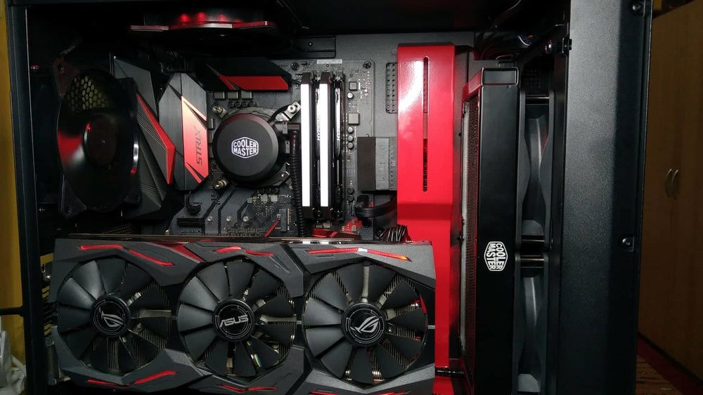 Another look on hidden cabling, 90° angled ATX connector was nice touch, USB 3.0 angled connector is on it´s way