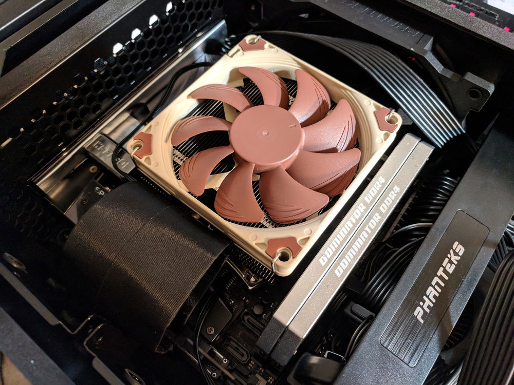 There are so many cables crank behind the phanteks plate thing, glad the magnets are pretty strong