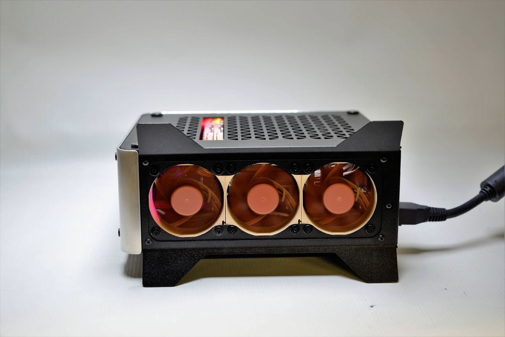 Three 60mm Noctua fans keep it cool while keeping it quiet.