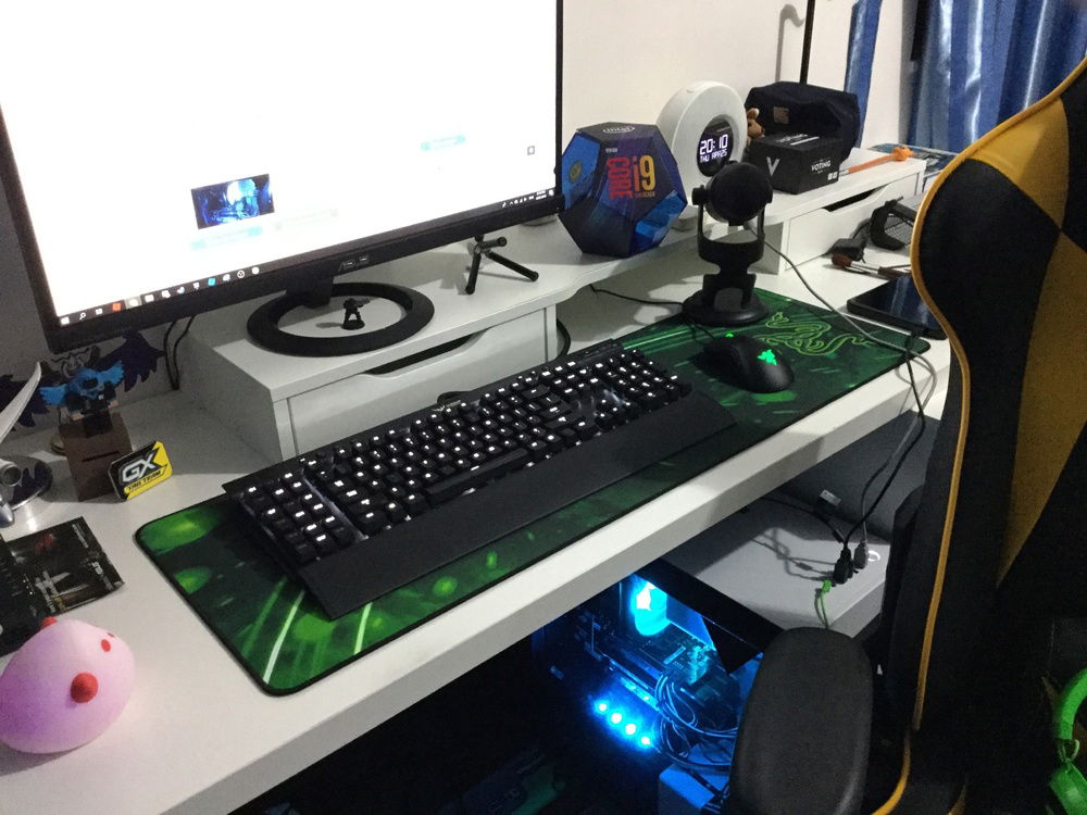 I took my dads i9 box and made put it in the picture for aesthetics