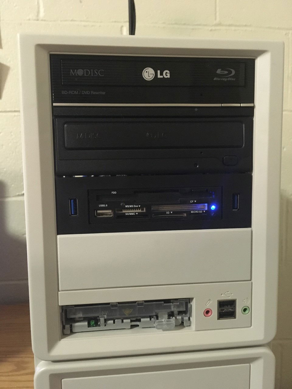 There's no such thing as too many drives! From top to bottom we have: Blu-Ray, DVD, 3.5in Floppy with built in card readers, and a LS-120 Superdisk Drive. They aren't just for show either! All of them are hooked up and work, even with Windows 10.