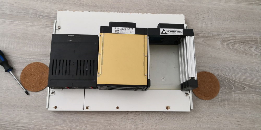 Bays already attached. As you can see the right one is mounted upside down, so I had to turn it around. No one is perfect. :D