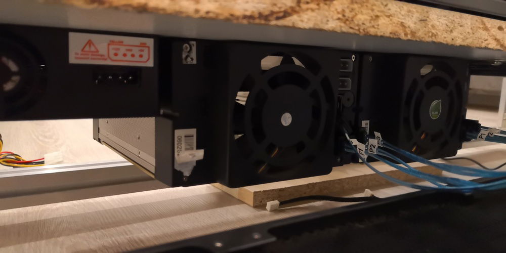 The 3.5" bays need two 4pin Molex and two SATA power connectors each. The 2.5" bay needs just on 4pin Molex for power.