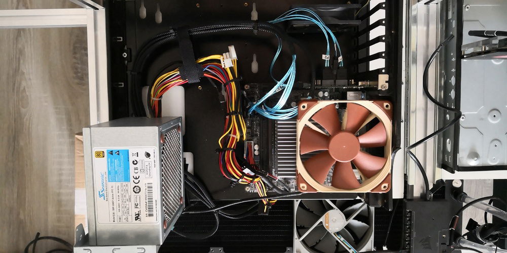 Cooling for the socket area is in place together with the SATA controller card cooler.