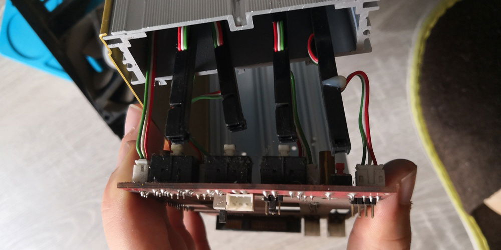 I already disassembled the other bay for cleaning. I got chance to clean this one too. Turns out I have two different revisions of the bay. One has v2.21 blue PCB and this one is v2.22 red PCB. The more recent one has two settings for the fan speed (low/high).