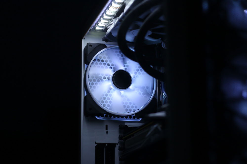 Fractal Design Prisma AL-14 fan and CableMod Hybrid RGB/W LED strip.