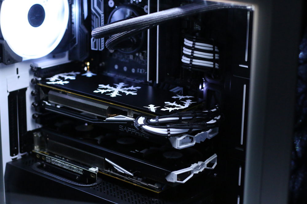 A good look at the mirrored GPU setup.