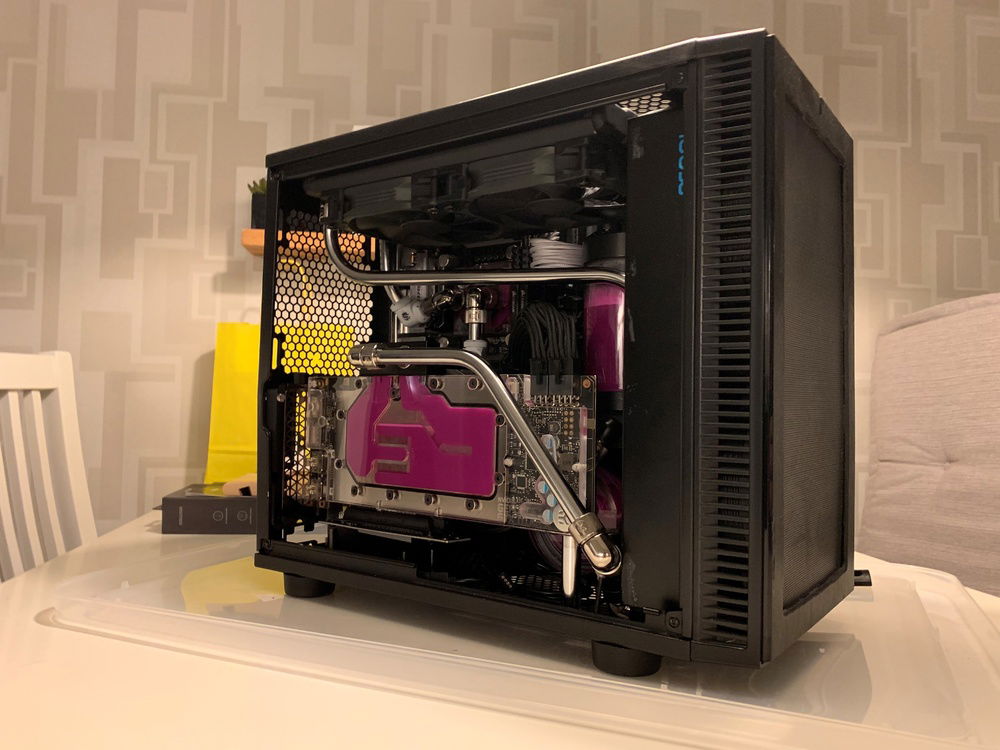 Frontpanel have been modded and replaced with dustfilter to let more air in.