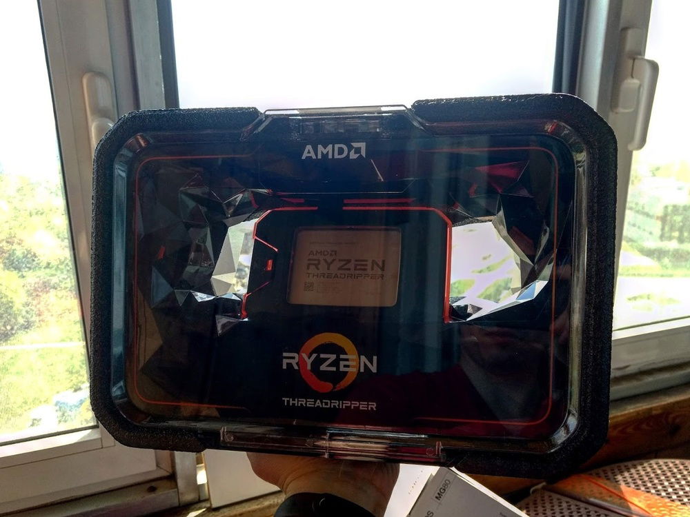 New Threadripper packaging. Glorious.