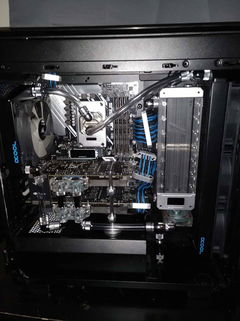 Most of the cooling was done with Barrow products, with the exception of the radiators which are from alphacool, and the slides fittings which are from bitspower.