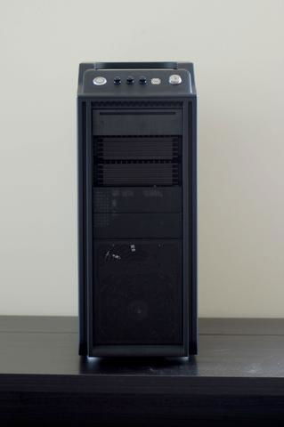 Final product.  Two drive bay covers are missing, these were found and installed later.  Scythe Himuro Hard Disk coolers allow sinatallation of disks in 5.25" bays, and look awsome.