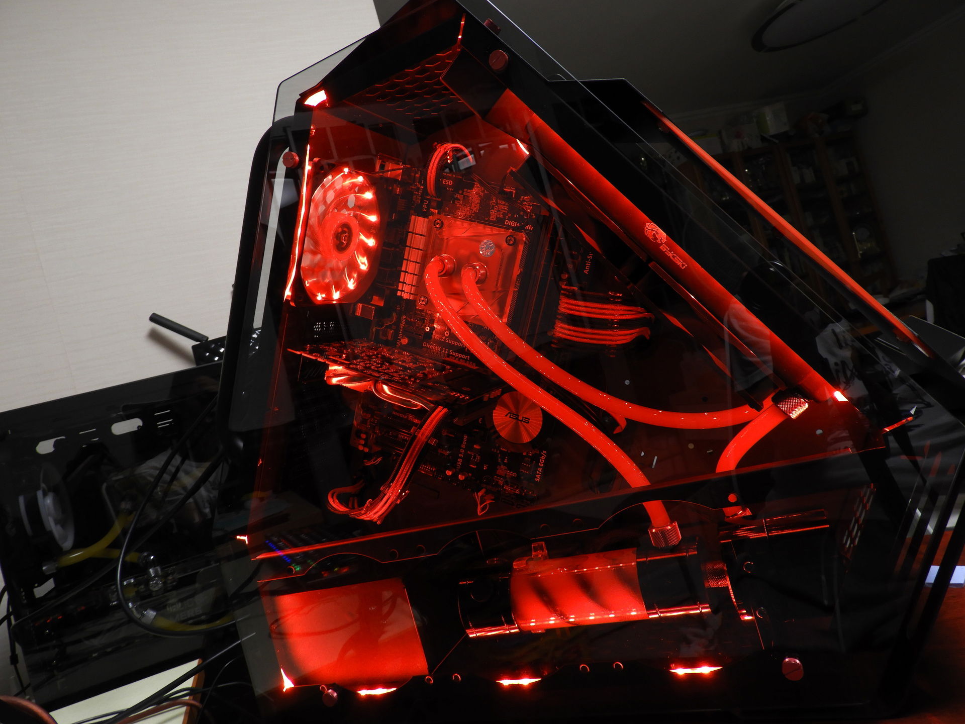 RED gaming pc » builds.gg