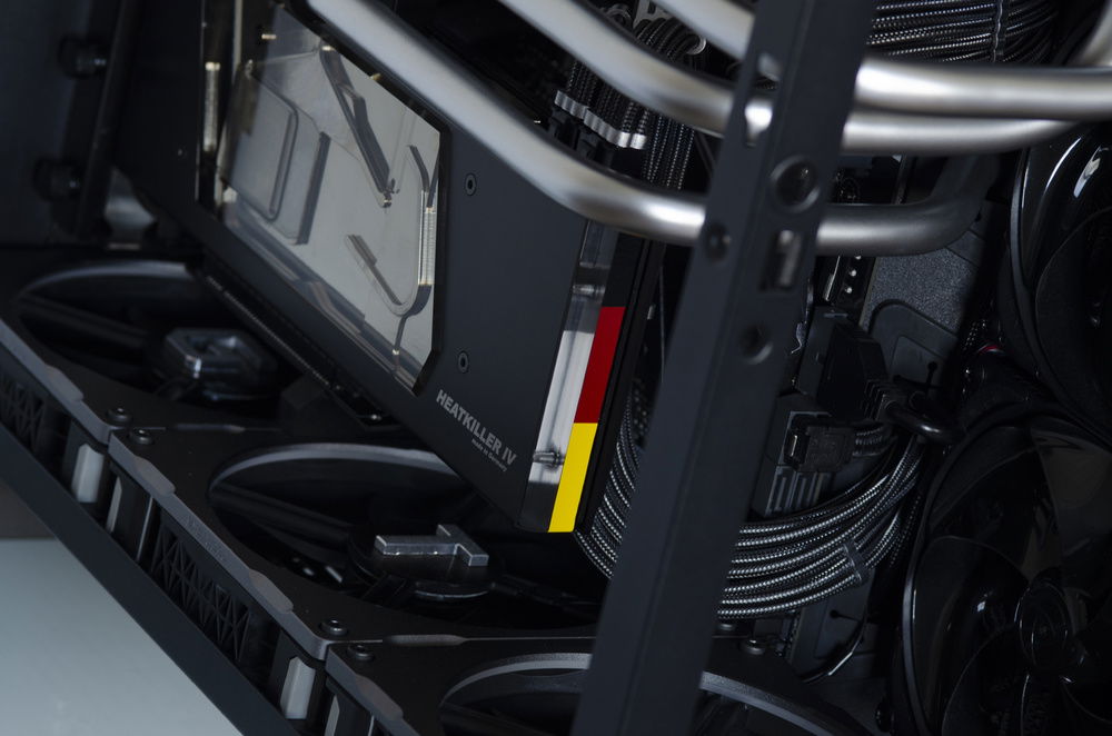 German flag adds a bit of color to an otherwise monochromatic build. Naturally, I have an R to replace the G when the RTX 3080 Ti comes out.