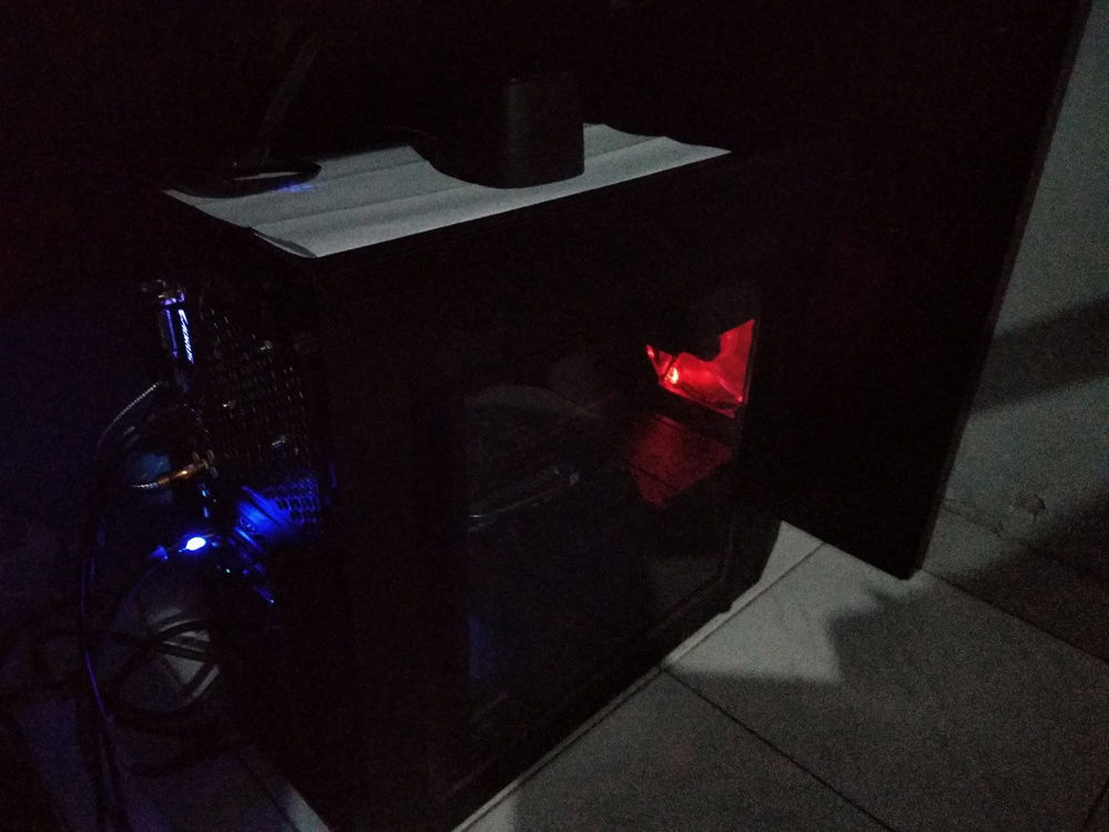 On the top of the case I have a piece of paper to prevent dust form going in the 240mm fan grid which i am currently not using. I also have a wifi antenna and a speaker connected.