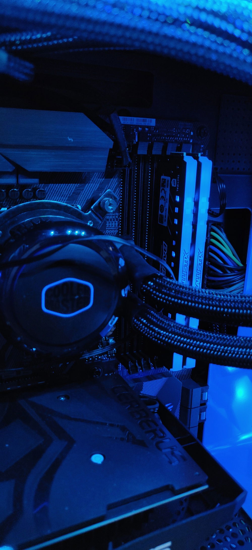 Cooler Master MasterLiquid ML120R RGB AIO Pump + 2x Crucial Ballistix Tactical Tracer RGB DDR4 8 GB