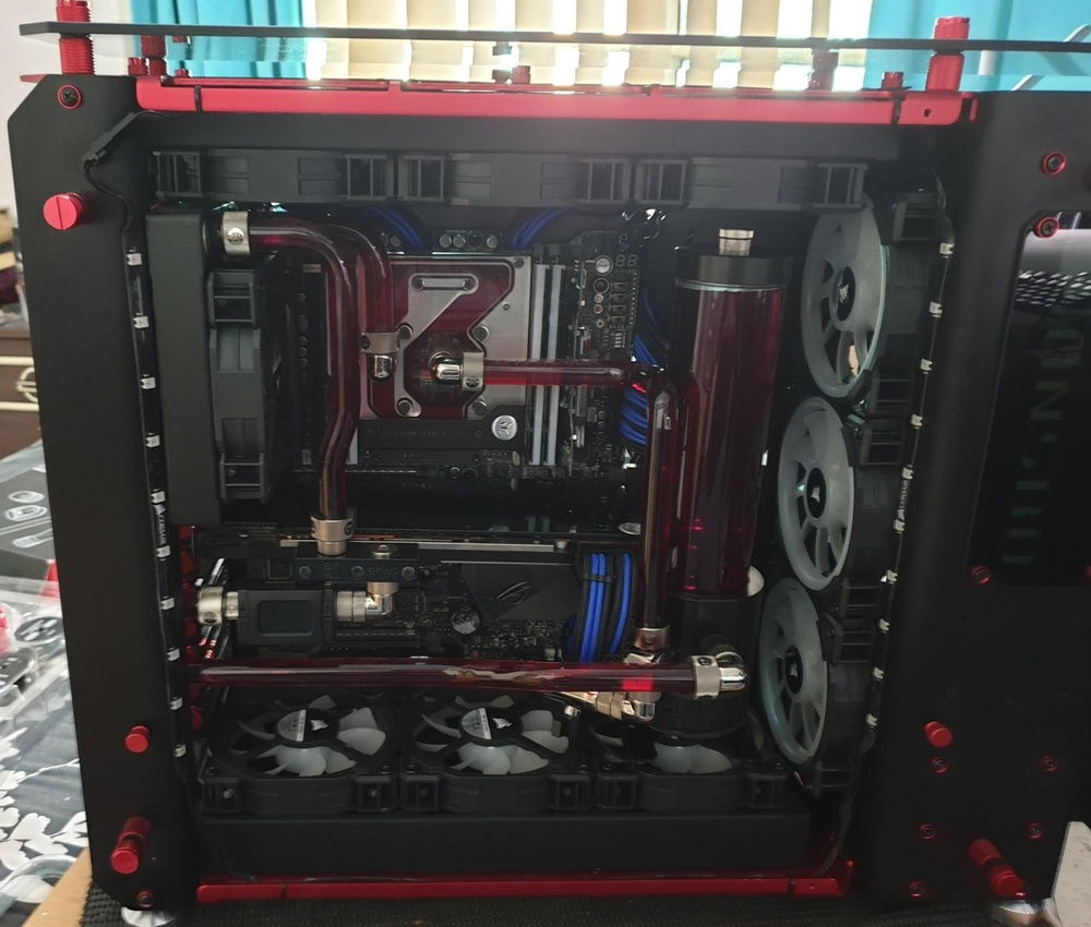 changed the reservoir to an EK pump combo put a 250 cylinder on it 
changed the fluid toThermaltake T1000 Red transparent