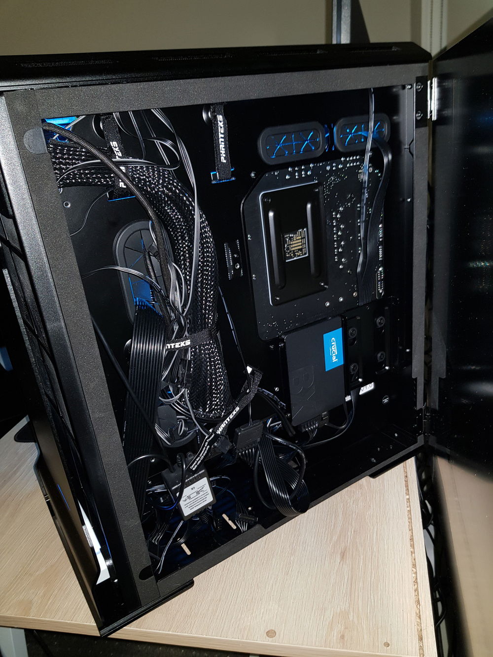 Backside of the case, tried to get organised in the back but it still looks like absolute trash for this perfectionist. When i have time i'll get in there and make it pristine. Eventually want to make my own custom length and sleeved cables