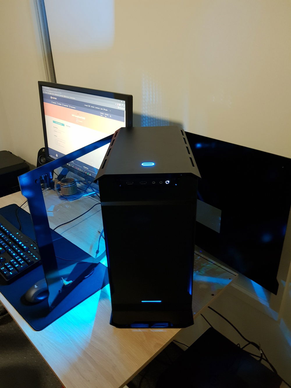 Dual doors of the Evolv case are very cool.