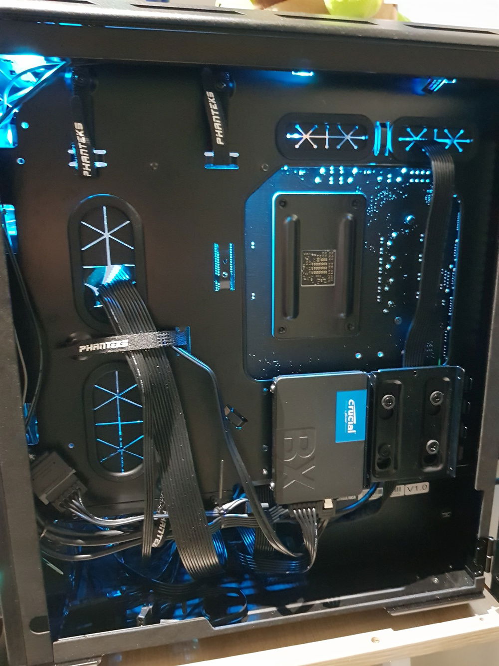 Cleaned up the rear and looks sooooo much tidier. Haven't got custom cables yet but my birthday's coming up so fingers crossed haha