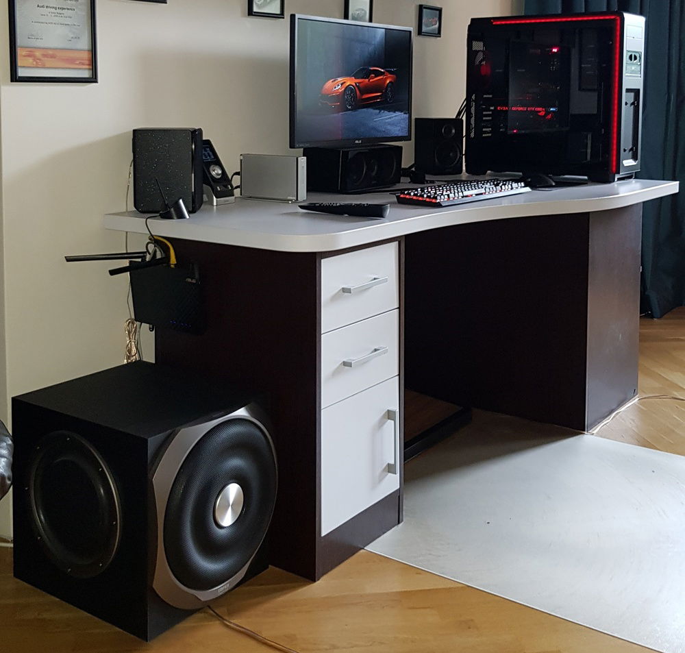 Horrible desk, I know... Hopefully I will be able to swap it in the not so distant future.