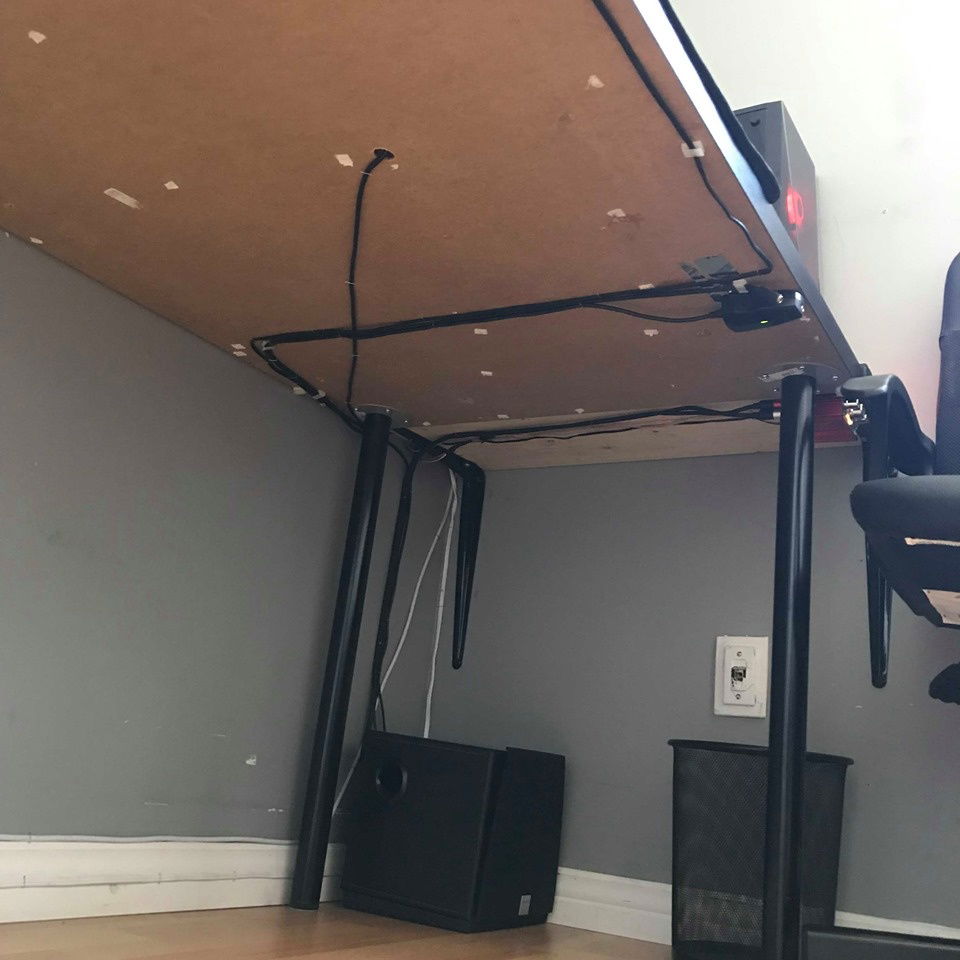 cable menagement en dessou du bureau